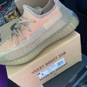 YEEZY 350 SANTAU SIZE 9